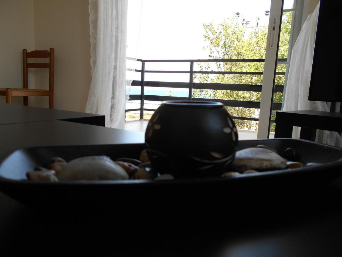 Eleni'S Seafront Apartment Artemida  Bagian luar foto